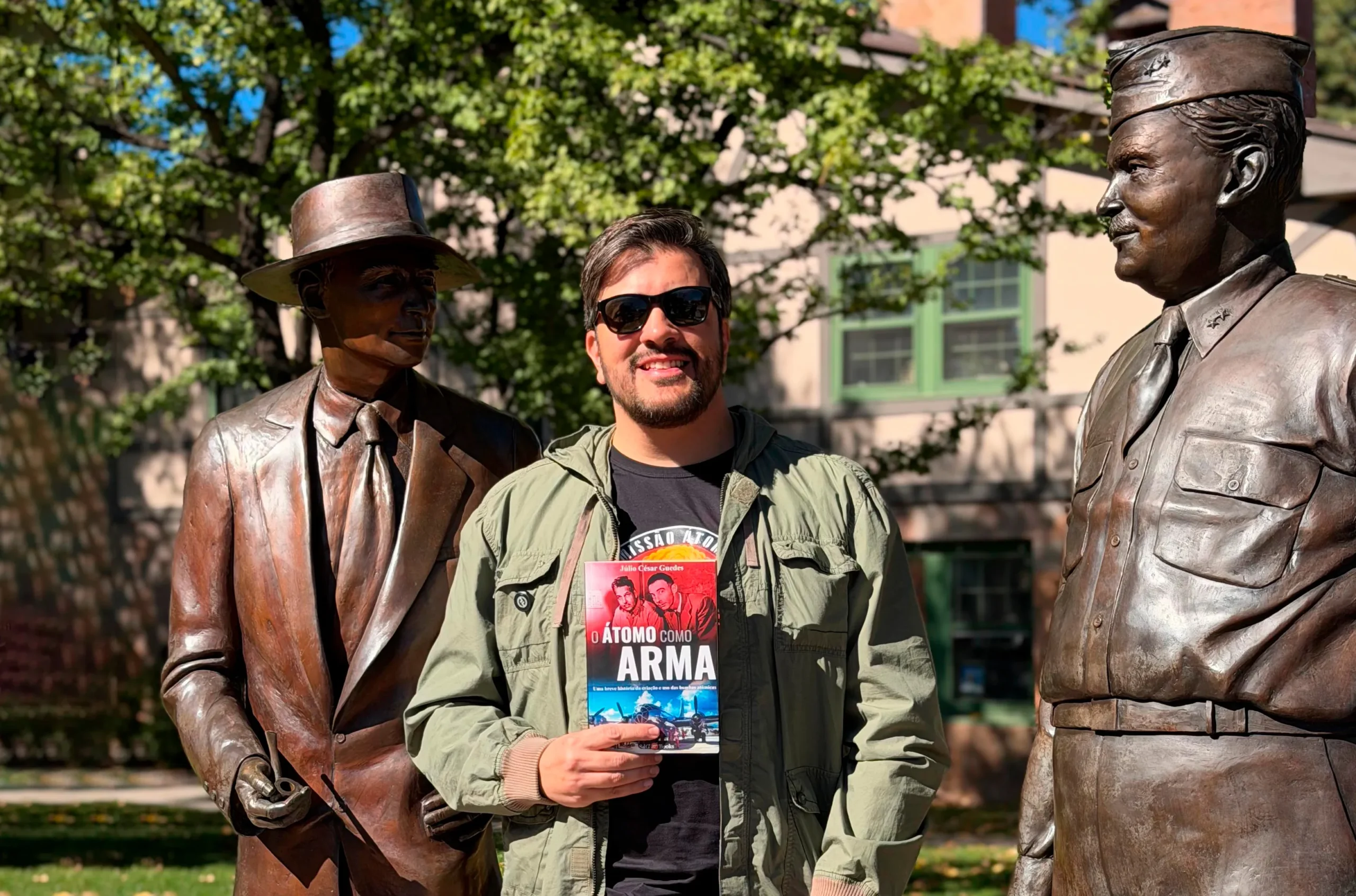 Júlio César Guedes com seu livro O Átomo como Arma em Los Alamos