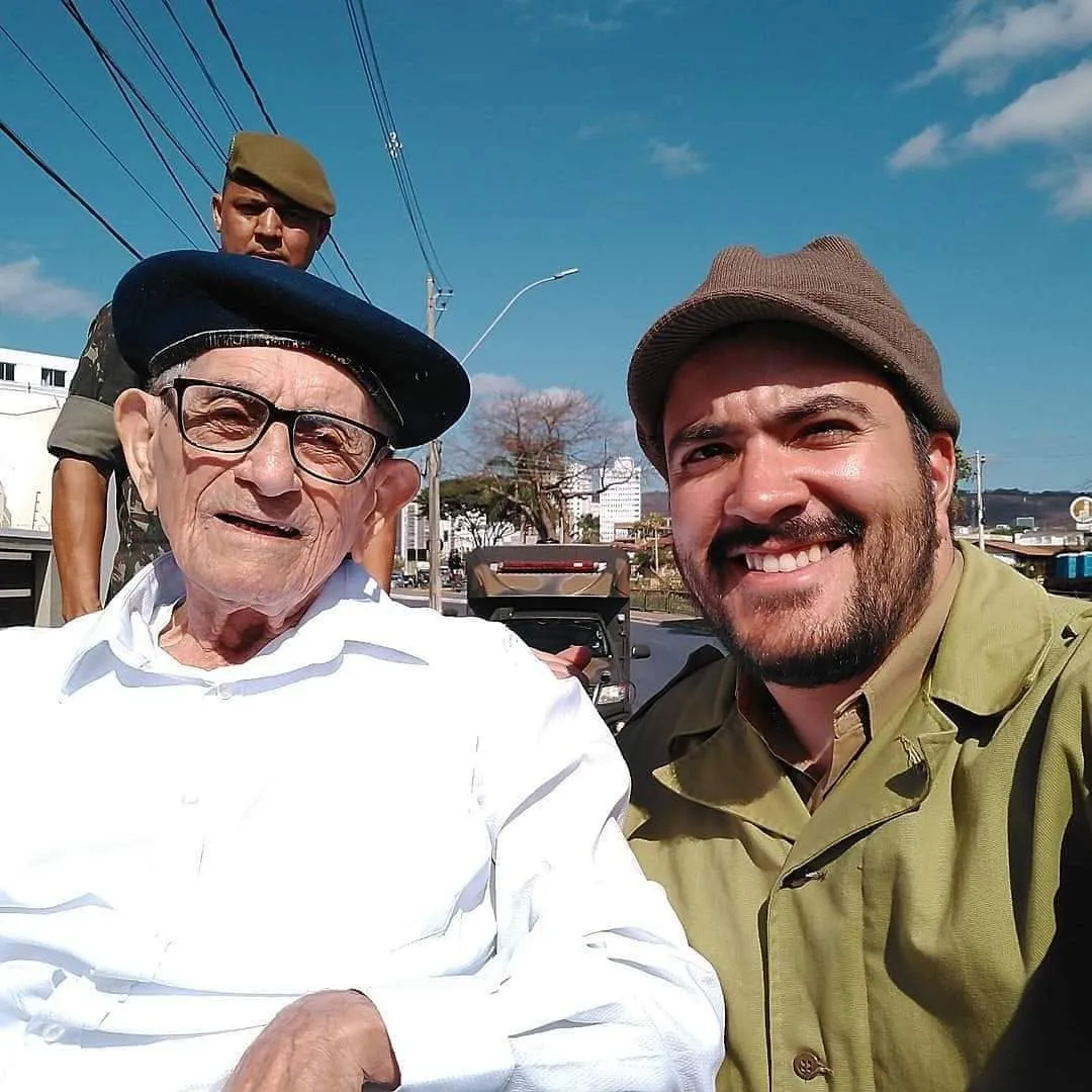 Júlio César Guedes ao lado de um veterano