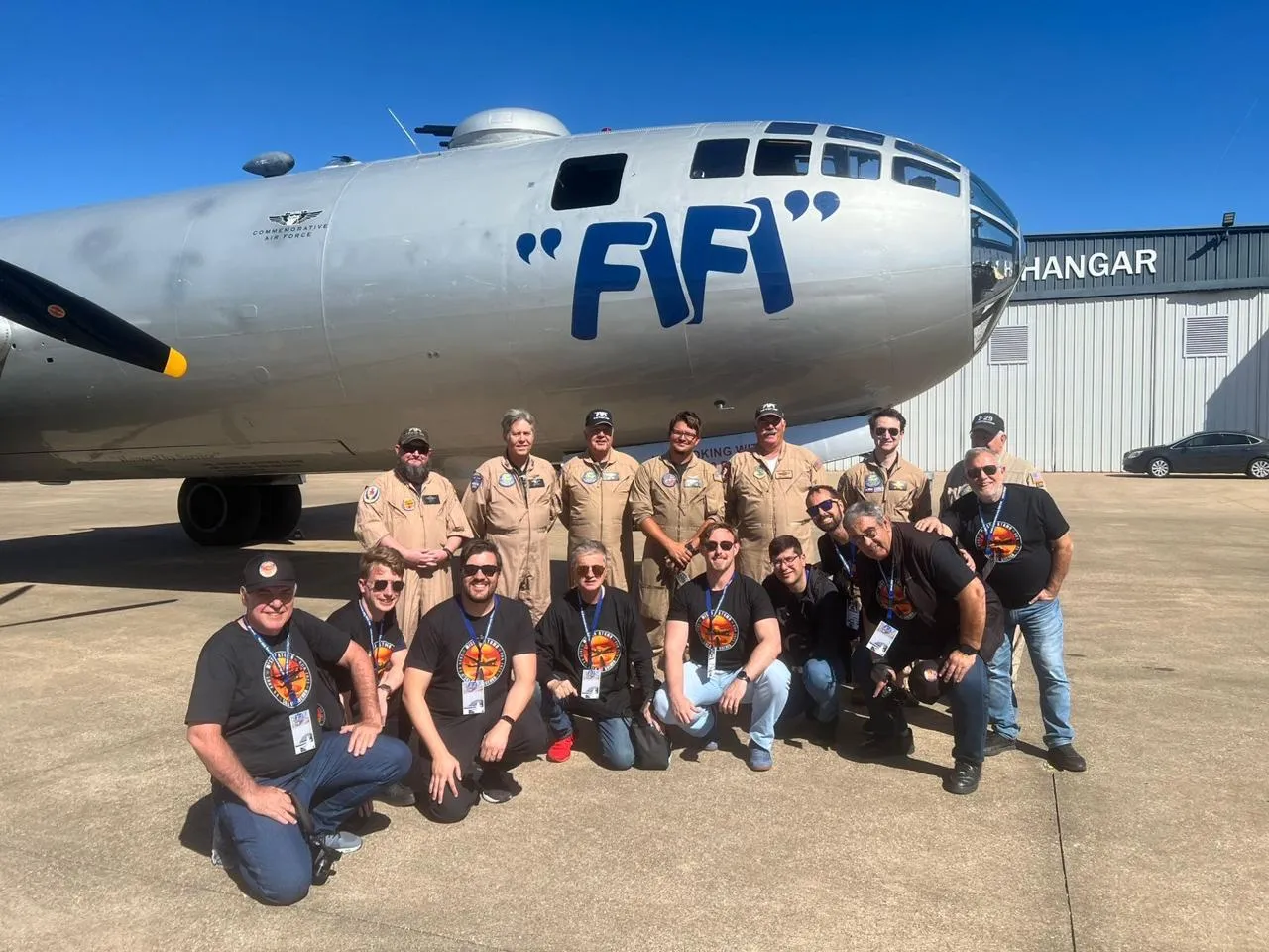 Júlio César Guedes com um grupo diante de uma aeronave histórica