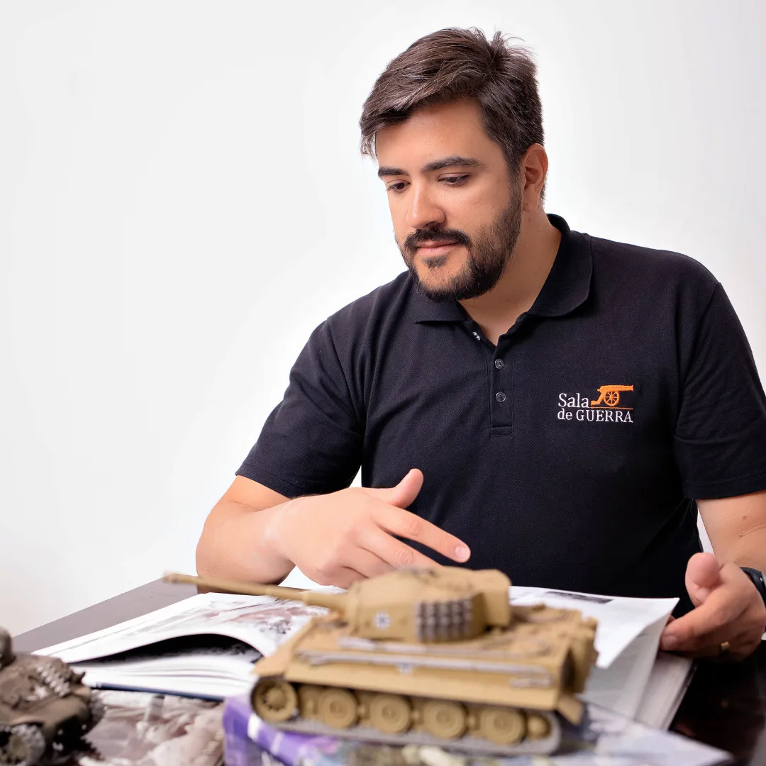 Professor Júlio César Guedes lendo um livro de história