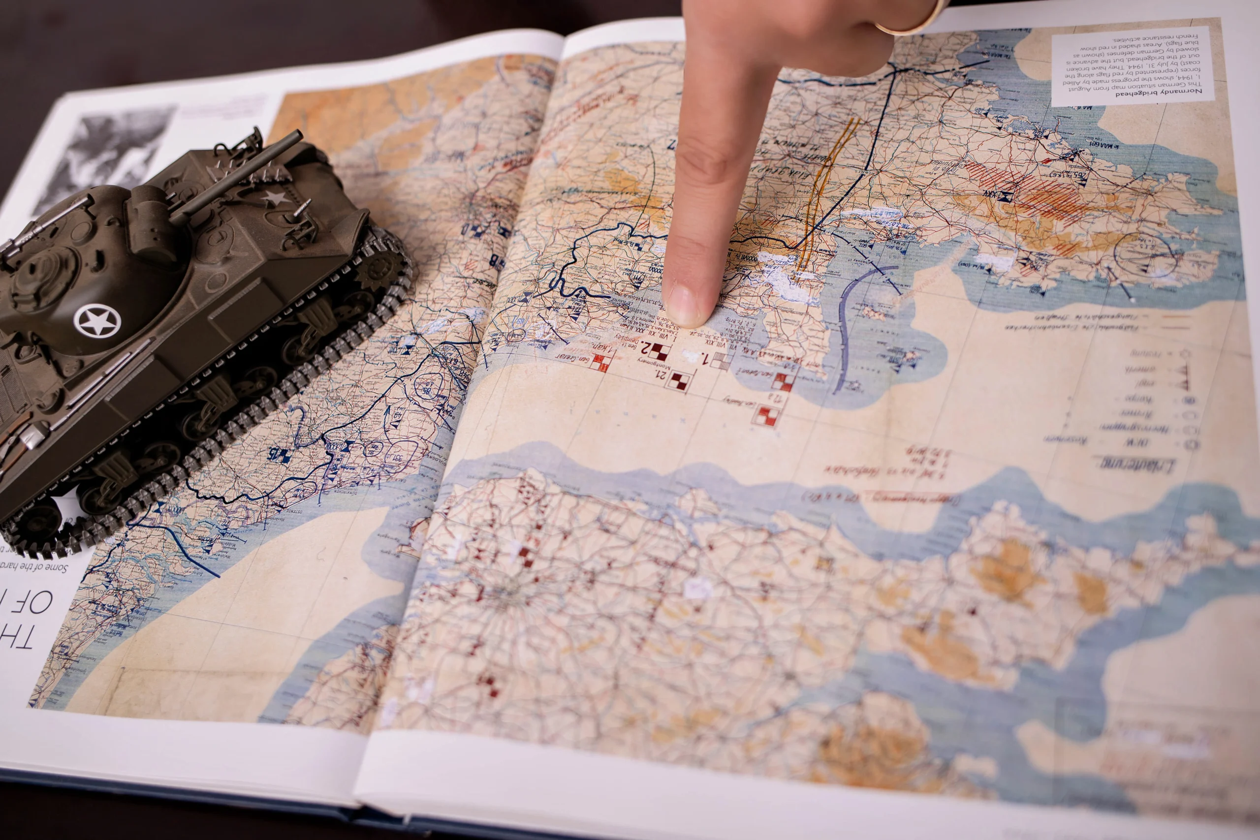 Mapa histórico da Europa com miniatura de veículo militar